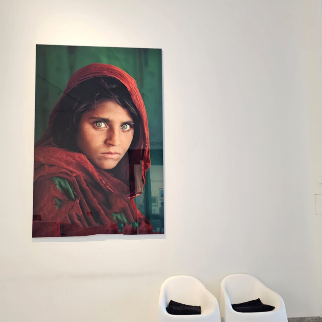 Foto von Steve McCurry im Leica-Museum, fotografiert von Horst Zanus